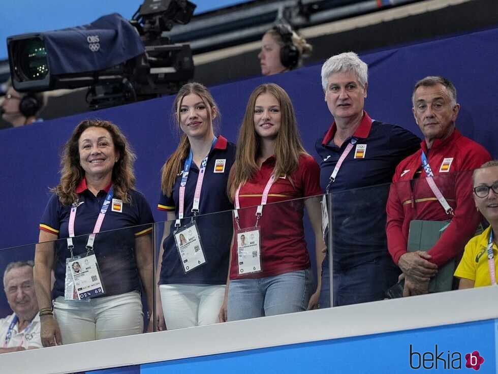 La Princesa Leonor y la Infanta Sofía en un partido de waterpolo masculino en los Juegos Olímpicos de París 2024