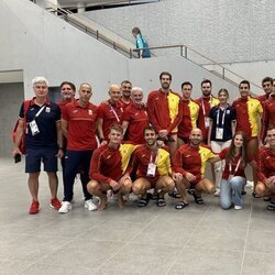 La Princesa Leonor y la Infanta Sofía con la selección española de waterpolo masculino en los Juegos Olímpicos de París 2024