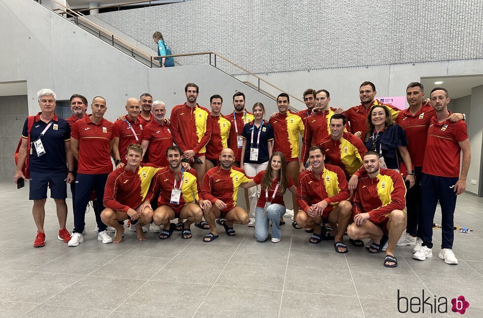 La Princesa Leonor y la Infanta Sofía con la selección española de waterpolo masculino en los Juegos Olímpicos de París 2024