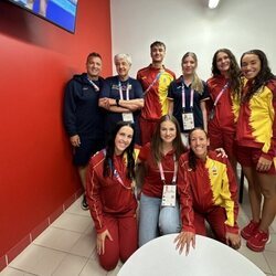 La Princesa Leonor y la Infanta Sofía con miembros del equipo olímpico español de natación en los Juegos Olímpicos de París 2024