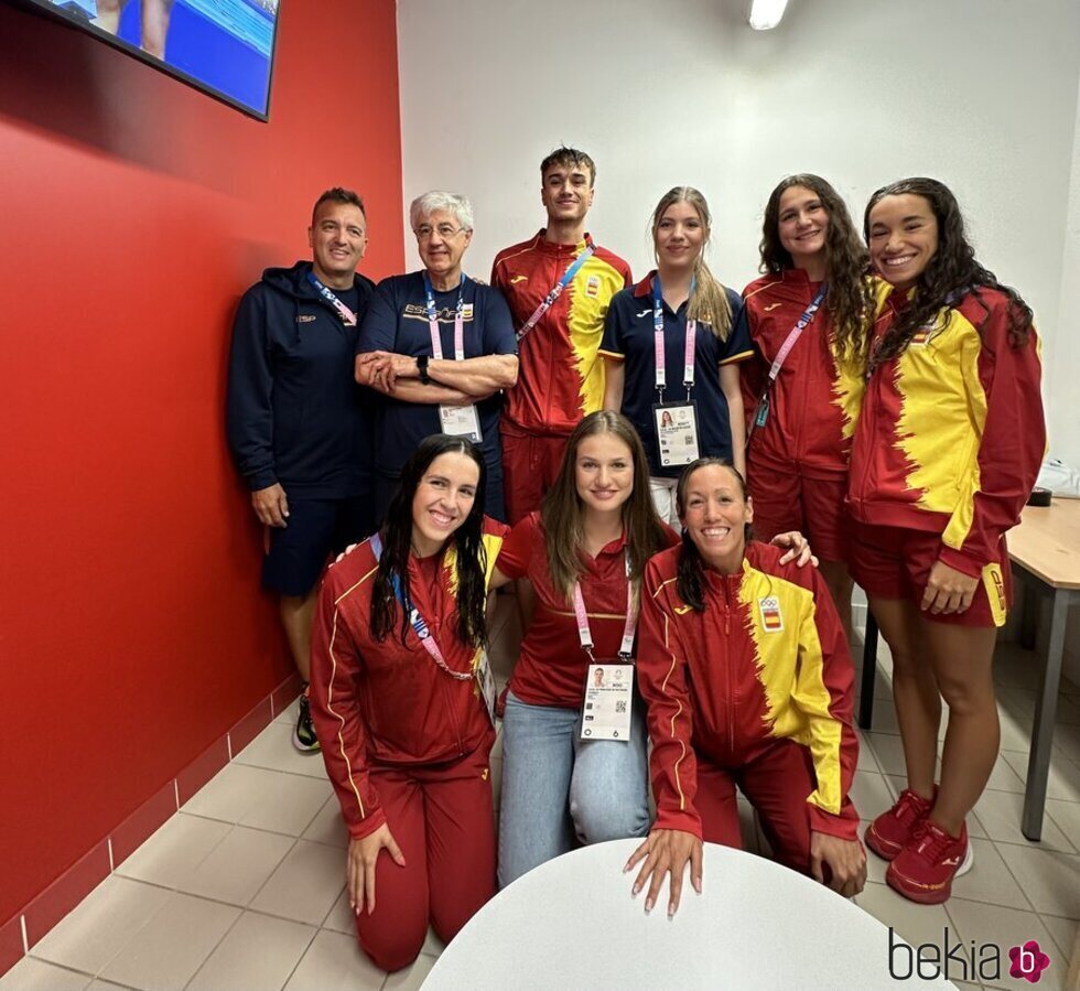 La Princesa Leonor y la Infanta Sofía con miembros del equipo olímpico español de natación en los Juegos Olímpicos de París 2024