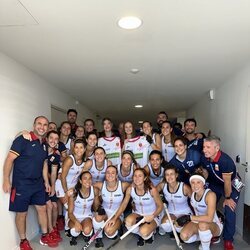 La Princesa Leonor y la Infanta Sofía con la selección española de hockey femenino en los Juegos Olímpicos de París 2024