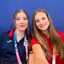 Selfie de la Princesa Leonor y la Infanta Sofía en los Juegos Olímpicos de París 2024