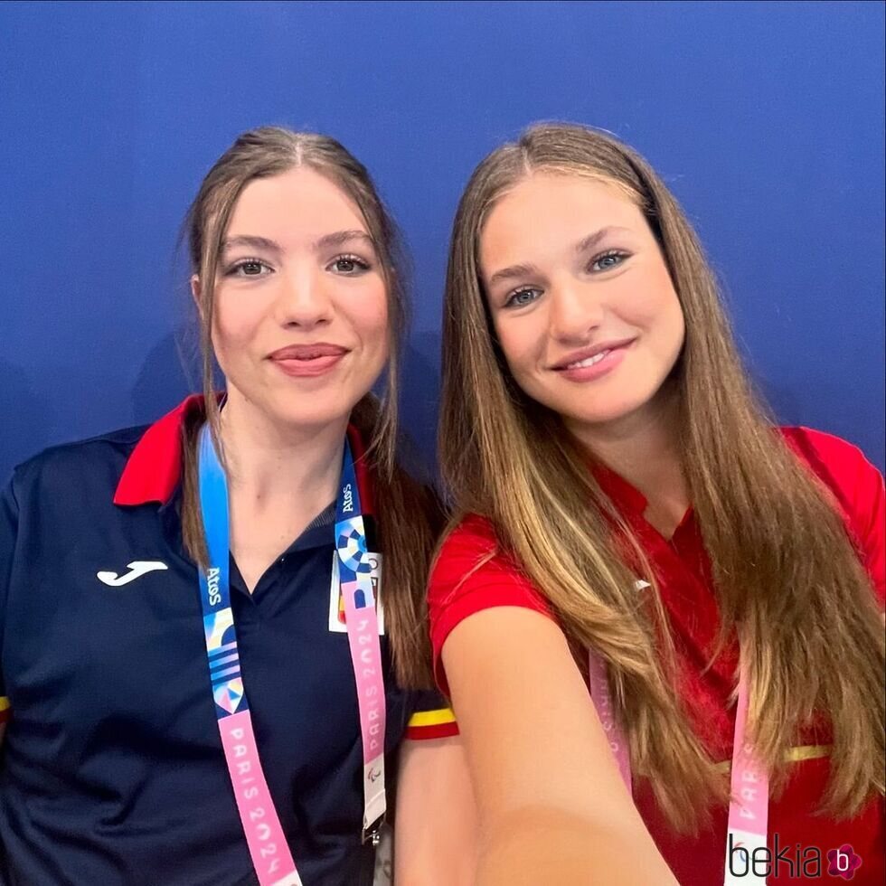 Selfie de la Princesa Leonor y la Infanta Sofía en los Juegos Olímpicos de París 2024