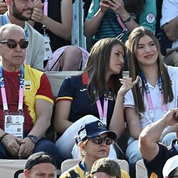 La Princesa Leonor hace un comentario a la Infanta Sofía en los Juegos Olímpicos de París 2024