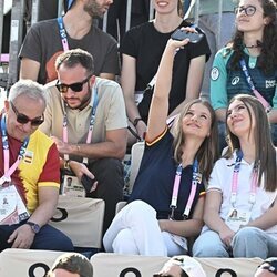 La Princesa Leonor y la Infanta Sofía haciéndose un selfie en un partido de voleibol playa en París 2024