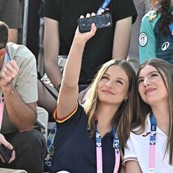 La Princesa Leonor y la Infanta Sofía se hacen un selfie en los Juegos Olímpicos de París 2024