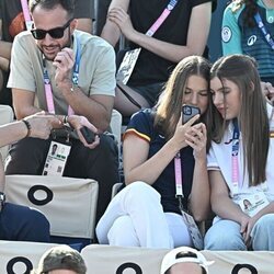 La Princesa Leonor y la Infanta Sofía viendo el selfie que se hicieron en los Juegos Olímpicos de París 2024