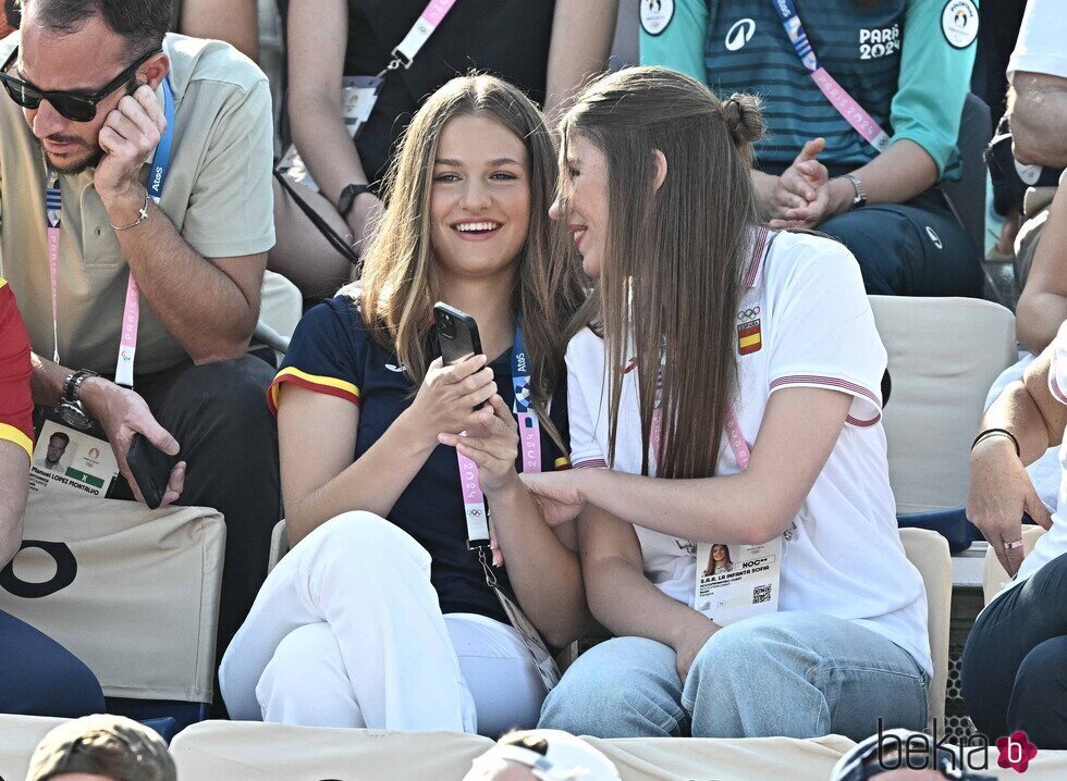 La Princesa Leonor y la Infanta Sofía compartiendo confidencias en los Juegos Olímpicos de París 2024