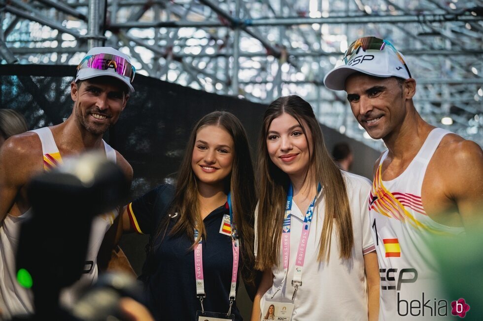 La Princesa Leonor y la Infanta Sofía con Pablo Herrera y Adrián Gavira en los Juegos Olímpicos de París 2024