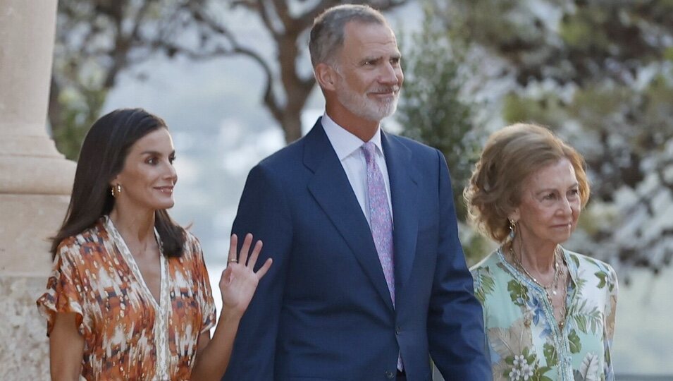 Los Reyes Felipe y Letizia y la Reina Sofía en la recepción a la sociedad balear