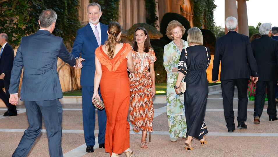 Los Reyes Felipe y Letizia y la Reina Sofía en el besamanos en la recepción a la sociedad balear