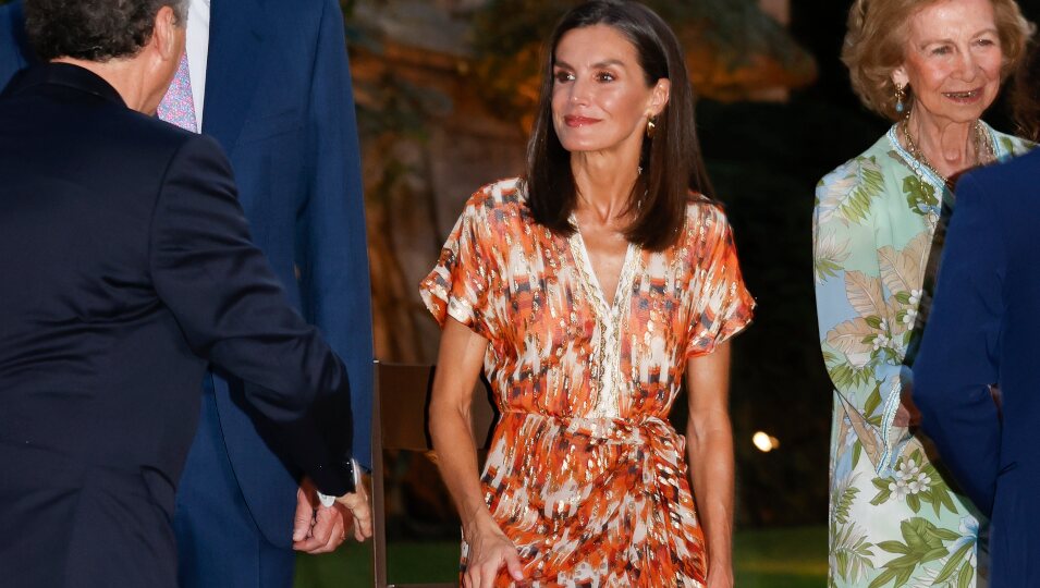 La Reina Letizia sentada en un taburete durante en besamanos en la recepción a la sociedad balear