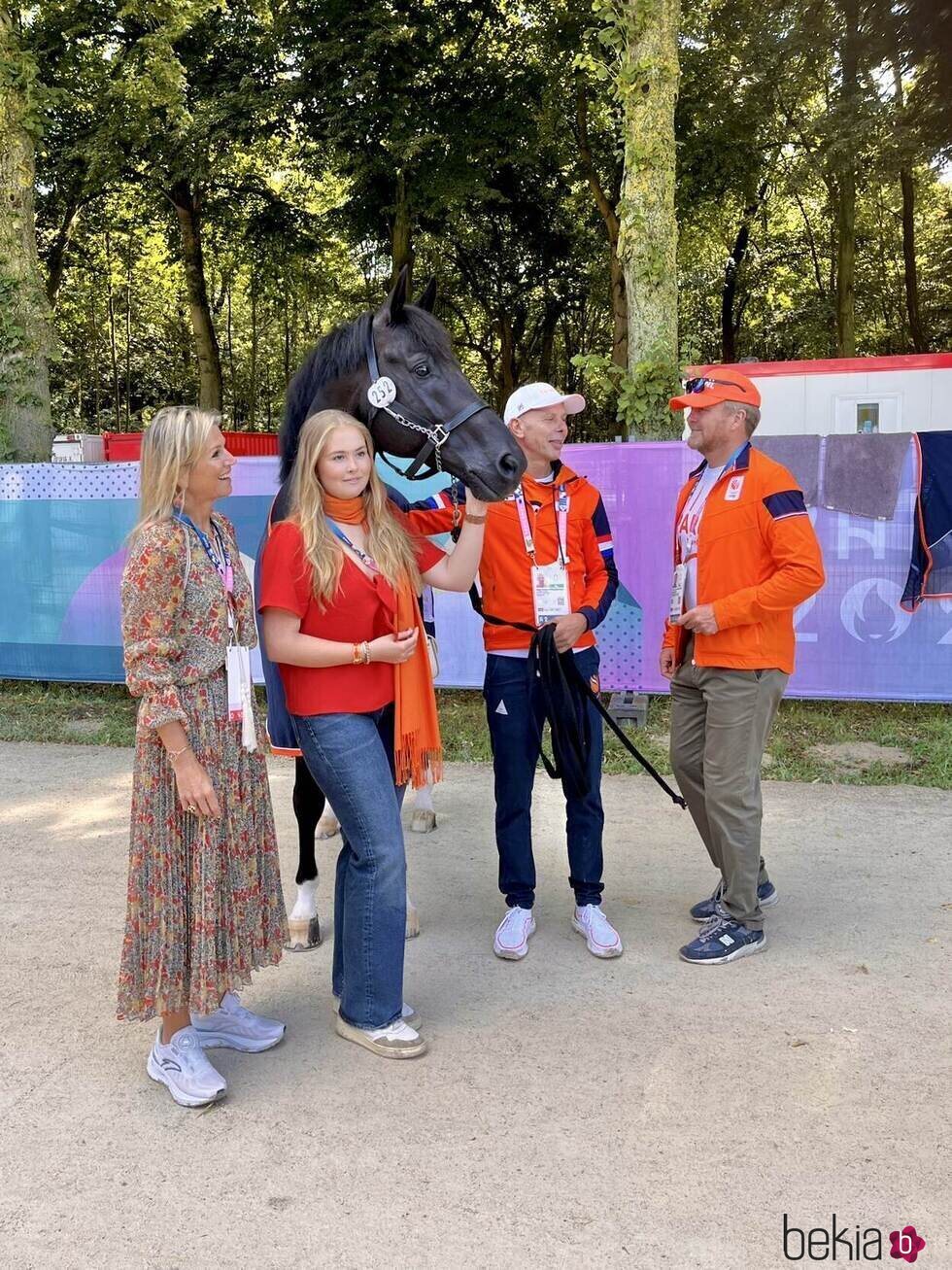 Guillermo Alejandro y Máxima de Holanda y Amalia de Holanda en los establos en París 2024 