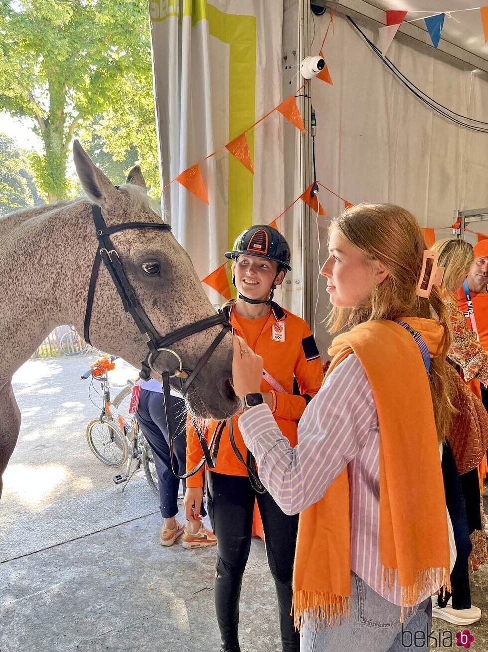 Alexia de Holanda acaricia un caballo en los Juegos Olímpicos de París 2024