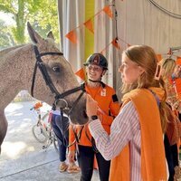 Alexia de Holanda acaricia un caballo en los Juegos Olímpicos de París 2024