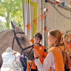 Alexia de Holanda acaricia un caballo en los Juegos Olímpicos de París 2024