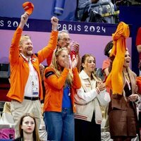 Guillermo Alejandro y Máxima de Holanda y Amalia y Alexia de Holanda animando a Países Bajos en los Juegos Olímpicos de París 2024