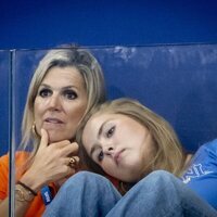 Amalia de Holanda con la cabeza recostada sobre Máxima de Holanda en los Juegos Olímpicos de París 2024