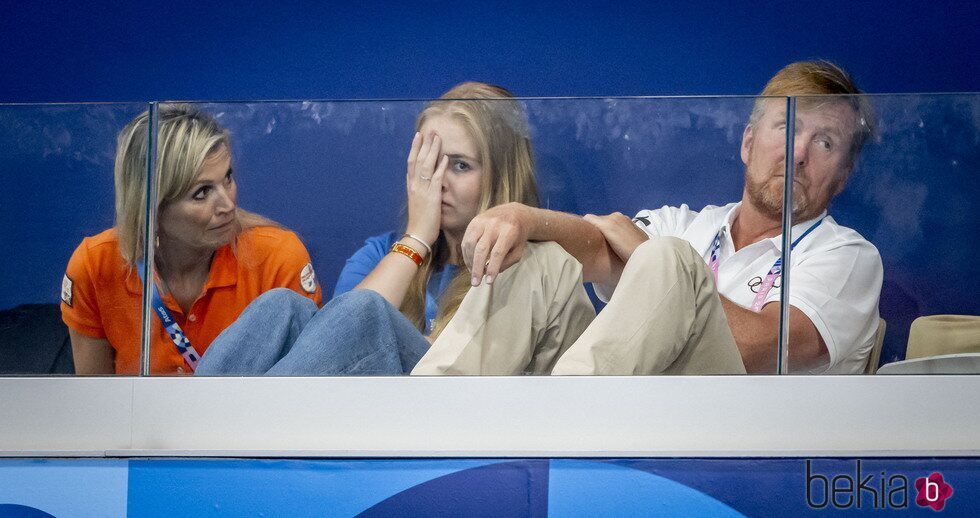 Amalia de Holanda se tapa la cara en un partido de waterpolo en los Juegos Olímpicos de París 2024