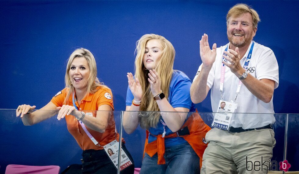 Guillermo Alejandro y Máxima de Holanda y Amalia de Holanda animando a Países Bajos en los Juegos Olímpicos de París 2024