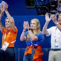 Guillermo Alejandro y Máxima de Holanda y Amalia de Holanda en un partido de waterpolo en los Juegos Olímpicos de París 2024