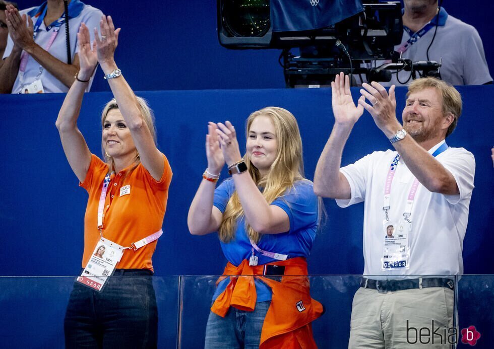 Guillermo Alejandro y Máxima de Holanda y Amalia de Holanda en un partido de waterpolo en los Juegos Olímpicos de París 2024