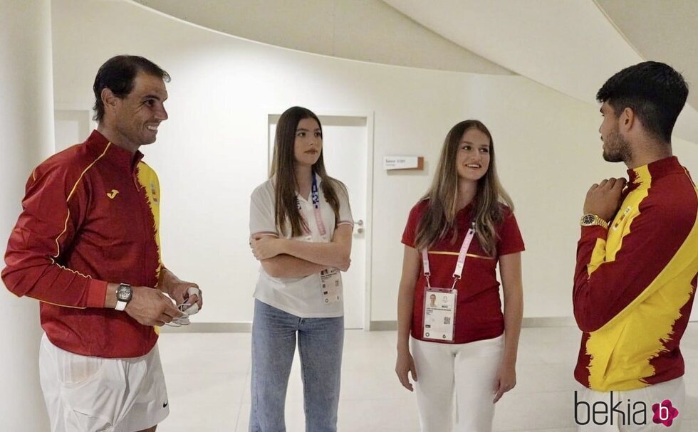 La Princesa Leonor y la Infanta Sofía hablando con Nadal y Alcaraz en los Juegos Olímpicos de París 2024