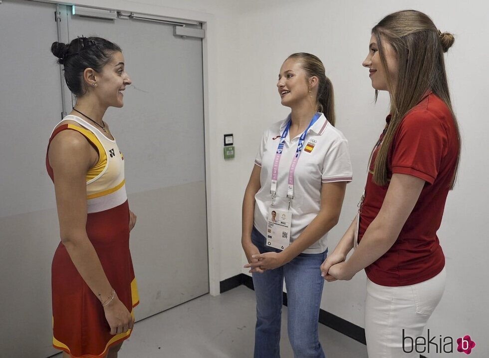 La Princesa Leonor y la Infanta Sofía hablando con Carolina Marín en los Juegos Olímpicos de París 2024