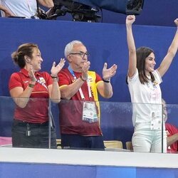 La Reina Letizia animando a la selección femenina de waterpolo en los Juegos Olímpicos de París 2024