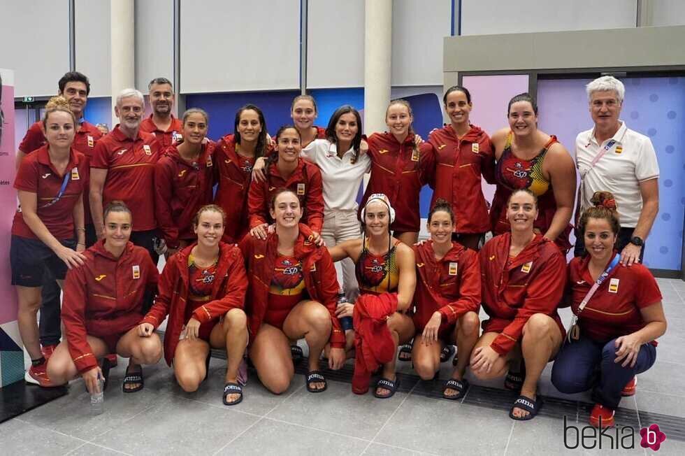 La Reina Letizia con la selección femenina de waterpolo en los Juegos Olímpicos de París 2024