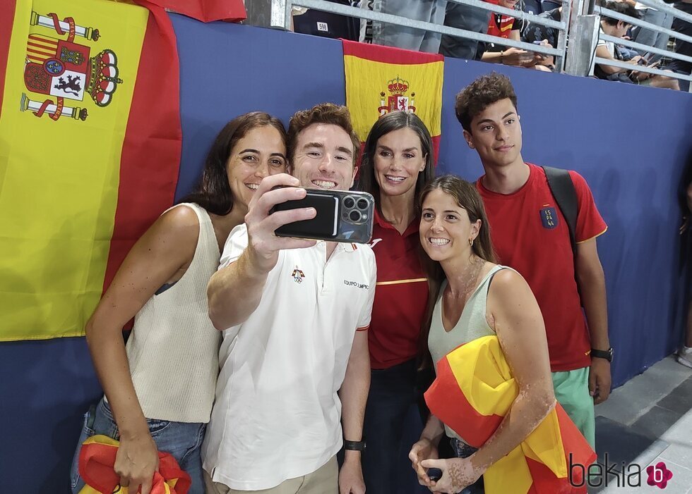 La Reina Letizia haciéndose un selfie con unos jóvenes en los Juegos Olímpicos de París 2024