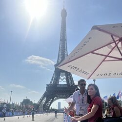 La Reina Letizia ante la Torre Eiffel en una competición de atletismo en los Juegos Olímpicos de París 2024