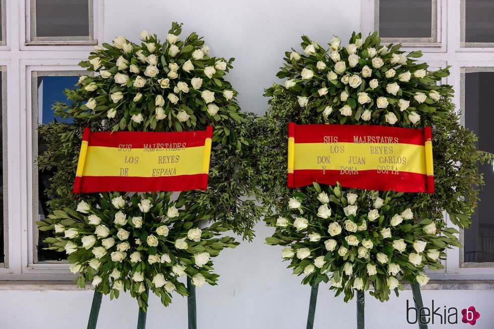 Coronas de flores de los Reyes Felipe y Letizia y los Reyes Juan Carlos y Sofía en el funeral de Miguel de Grecia