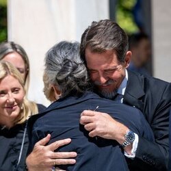 Pablo de Grecia abraza a Olga de Grecia en el funeral de Miguel de Grecia