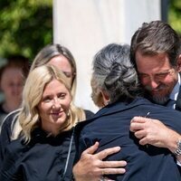 Pablo de Grecia abraza a Olga de Grecia en el funeral de Miguel de Grecia