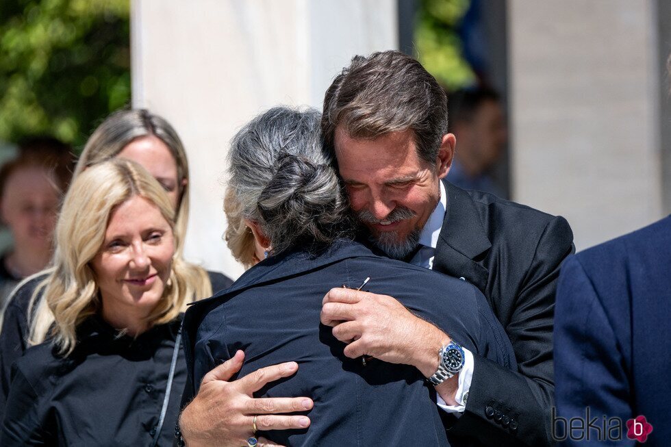 Pablo de Grecia abraza a Olga de Grecia en el funeral de Miguel de Grecia