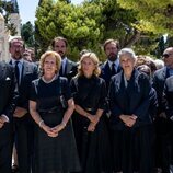 Ana María de Grecia, Pablo y Marie Chantal de Grecia, Nicolás de Grecia y Philippos de Grecia con las hijas y el yerno de Miguel de Grecia en el funeral de