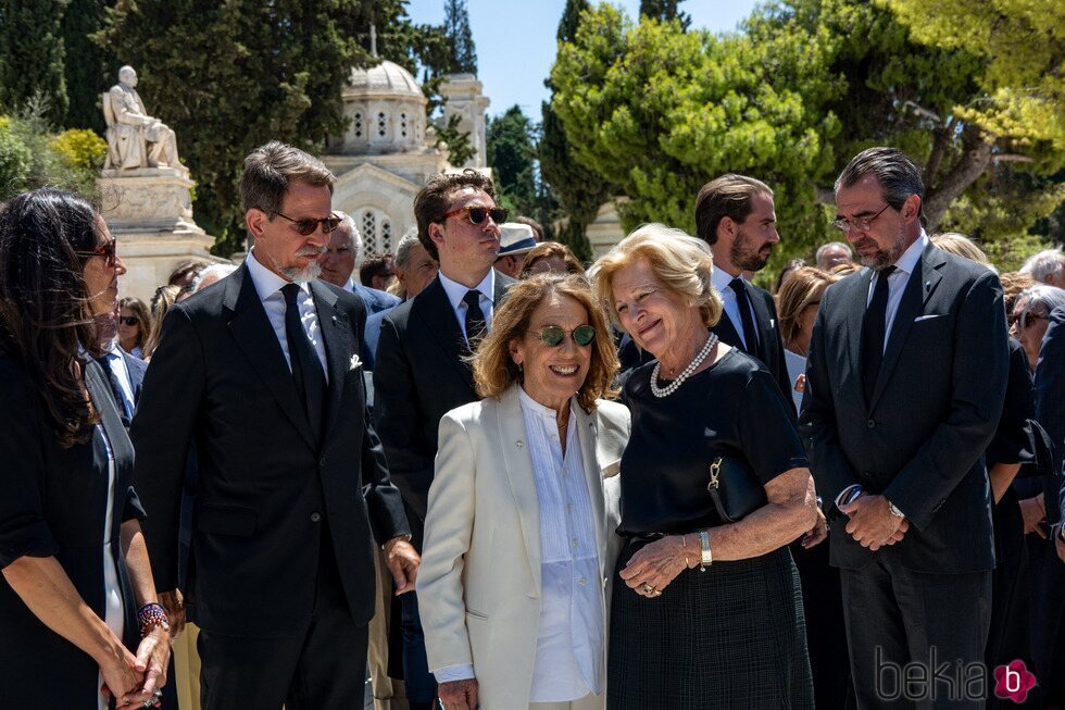 Marina Karella y Ana María de Grecia en el funeral de Miguel de Grecia