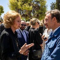 La Reina Sofía y Stéphane Bern en el funeral de Miguel de Grecia