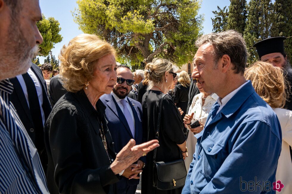 La Reina Sofía y Stéphane Bern en el funeral de Miguel de Grecia