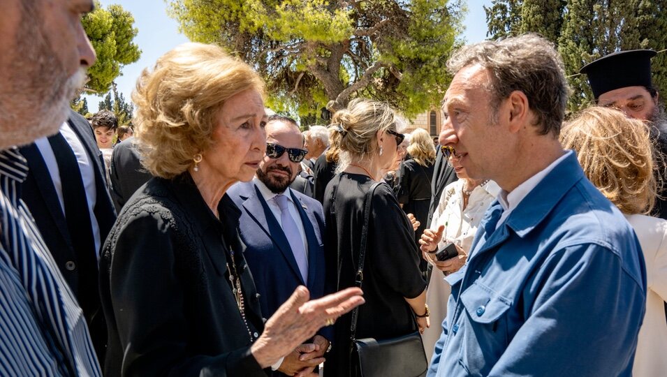 La Reina Sofía y Stéphane Bern en el funeral de Miguel de Grecia