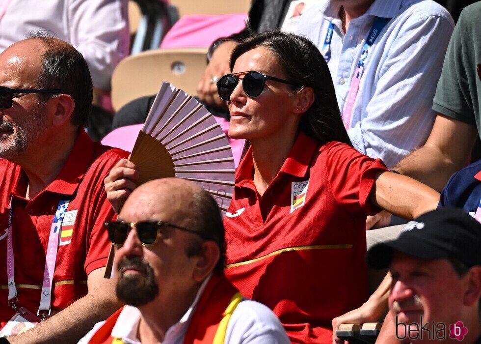 La Reina Letizia abanicándose en un partido de Alcaraz en los Juegos Olímpicos de París 2024