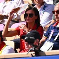 La Reina Letizia tapándose del sol con un abanico en un partido de Alcaraz en los Juegos Olímpicos de París 2024