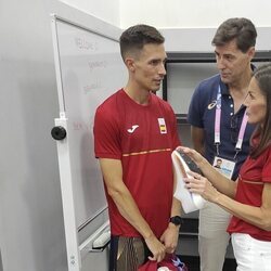 La Reina Letizia hablando con el atleta Mario García en los Juegos Olímpicos de París 2024 