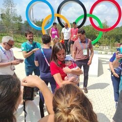 La Reina Letizia acunando a un bebé en los Juegos Olímpicos de París 2024