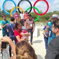 La Reina Letizia acunando a un bebé en los Juegos Olímpicos de París 2024