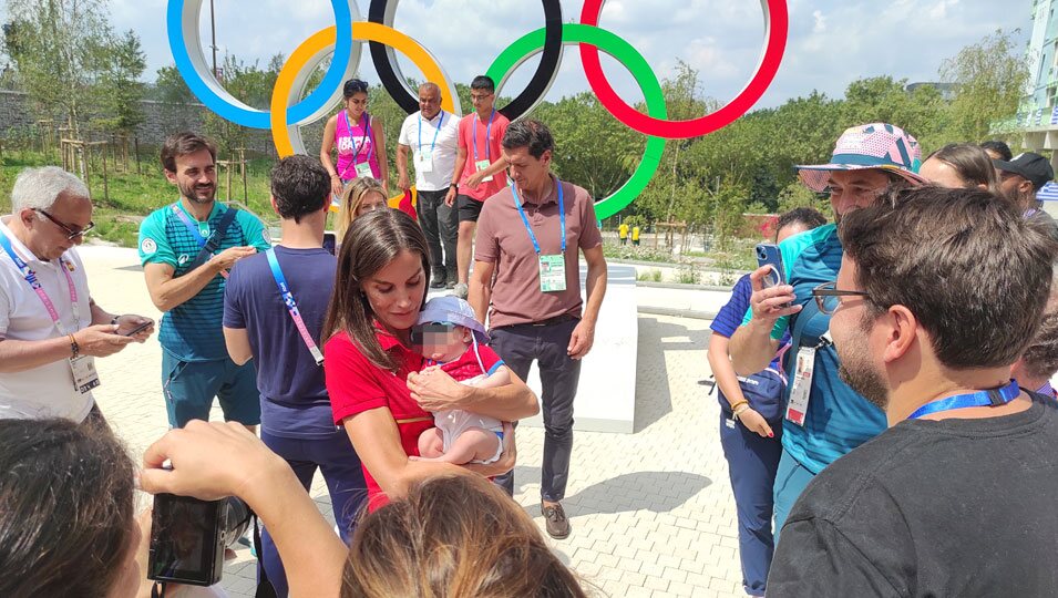 La Reina Letizia acunando a un bebé en los Juegos Olímpicos de París 2024