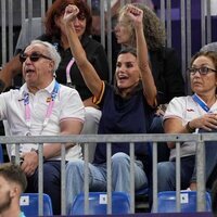 La Reina Letizia celebrando la victoria del equipo español de baloncesto 3x3 femenino en los Juegos Olímpicos de París 2024