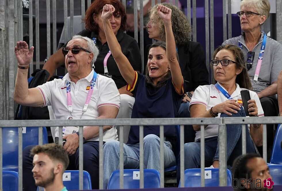 La Reina Letizia celebrando la victoria del equipo español de baloncesto 3x3 femenino en los Juegos Olímpicos de París 2024